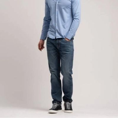 Ragazzo che indossa jeans 5 tasche